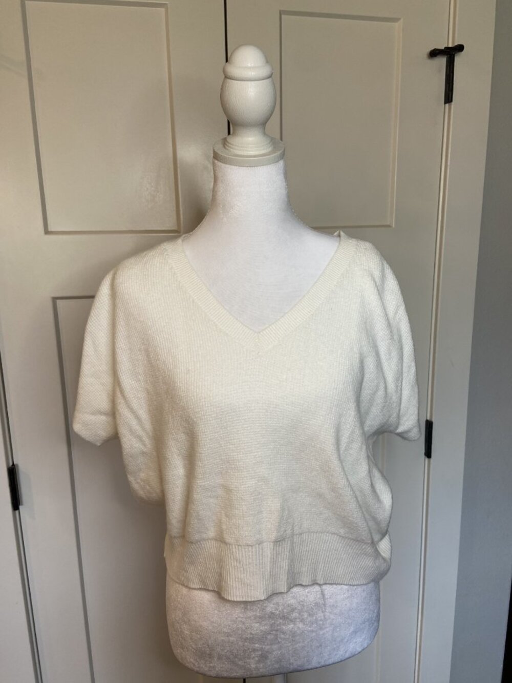 Dreamers by Debut Ivory Knit Sweater Top Size Medium Short Sleeve V-Neck